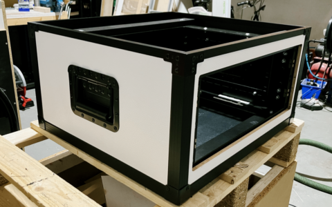 clean_black_white_flightcase_building
